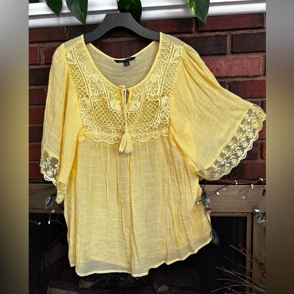 🛍️ Zac & Rachel lace trimmed top with new condition.